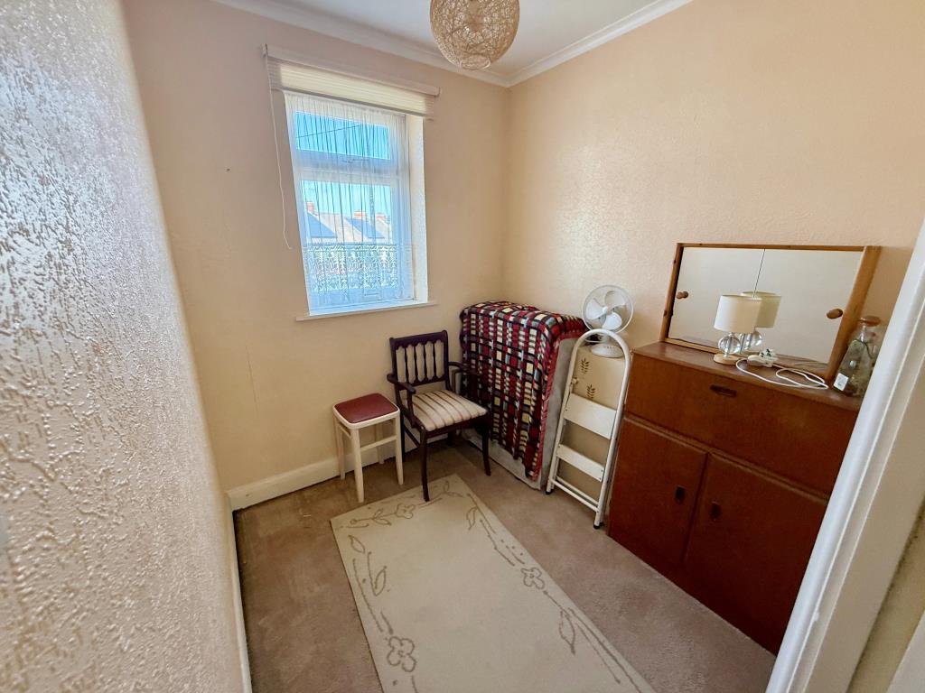 Lot: 47 - THREE-BEDROOM HOUSE FOR IMPROVEMENT - Bedroom three